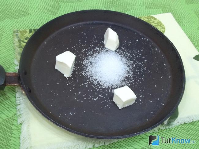 Масло с сахаром топится в сковороде