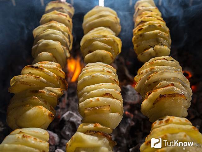 Шашлык из картошки на шампурах