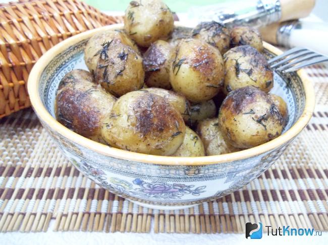 Готовый молодой картофель жареный целиком