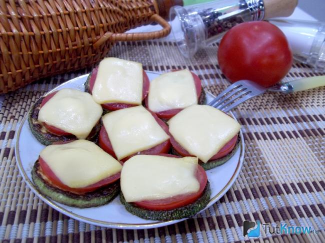 Готовые бутерброды с кабачками, помидорами и сыром