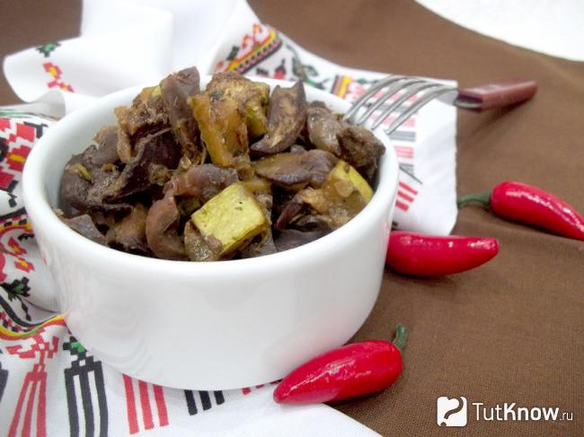 Готовыея тушеные кабачки с куриными субпродуктами