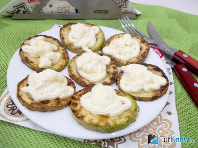 Готовые острые жареные кабачки со сливочным сыром
