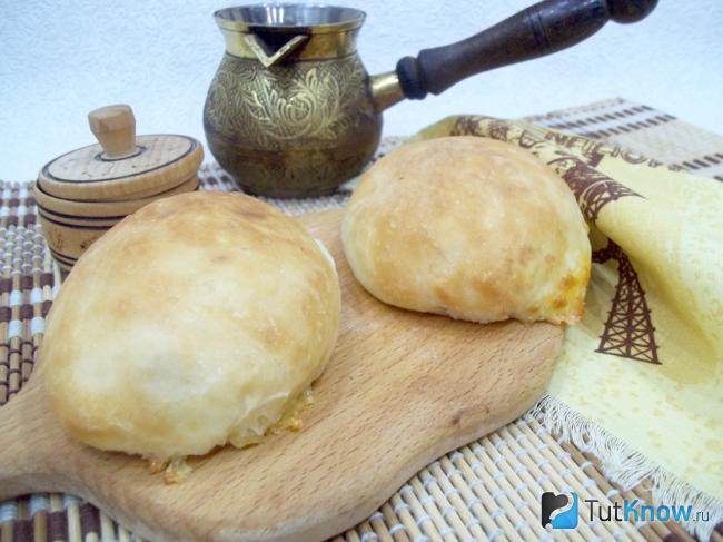Готовые сырные дрожжевые булочки