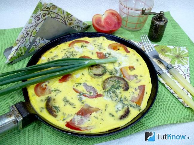 Готовый омлет с помидорами и кабачками
