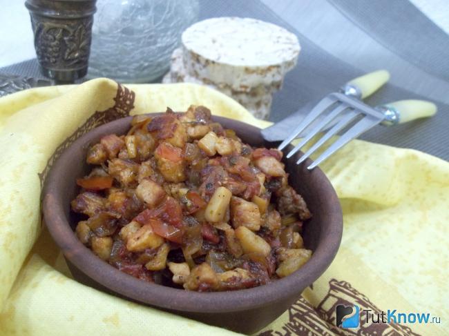 Готовое тушеное мясо с томатами
