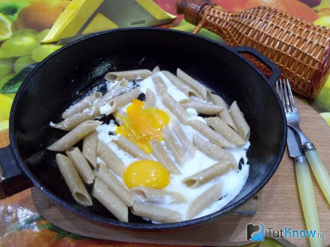 Готовая яичница глазунья с макаронами