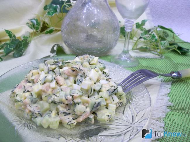 Готовый салат с копченым лососем