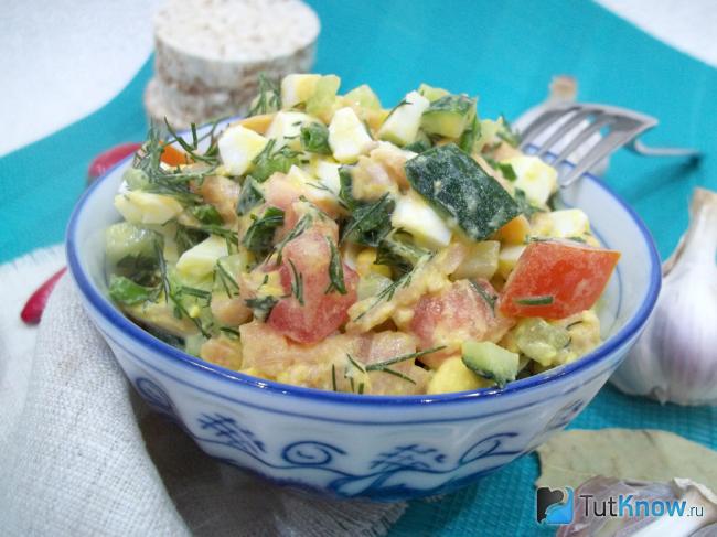 Готовый салат с хребтами лосося, сыром и яйцами