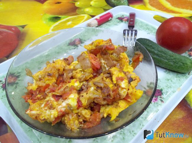 Готовый омлет с салом, луком и помидорами