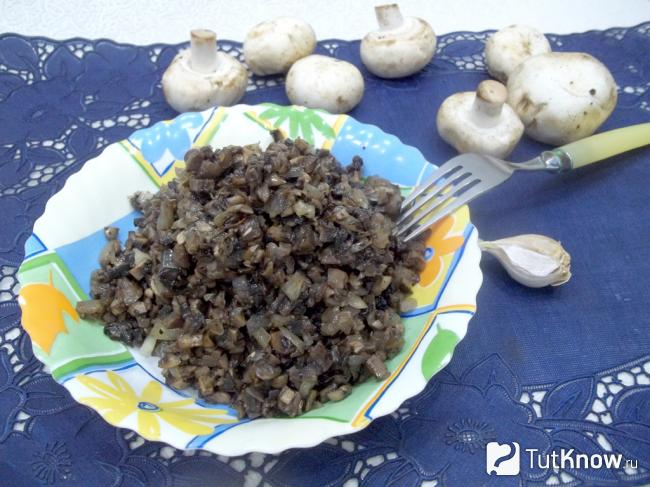 Готовые жареные шампиньоны с луком