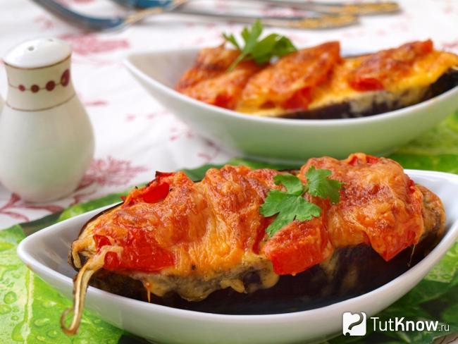 Баклажаны в кляре с помидорами и чесноком