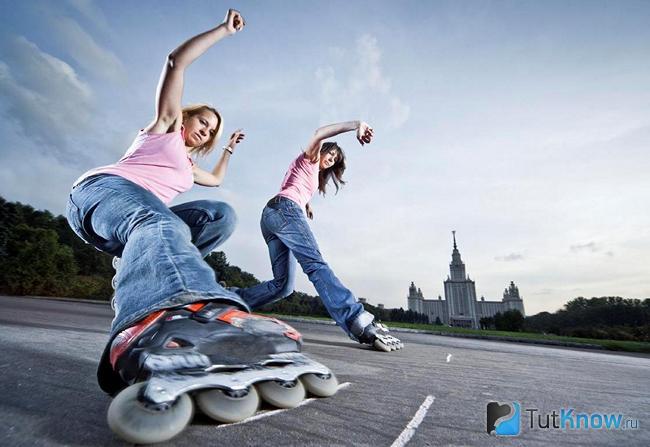 Две девушки на роликах
