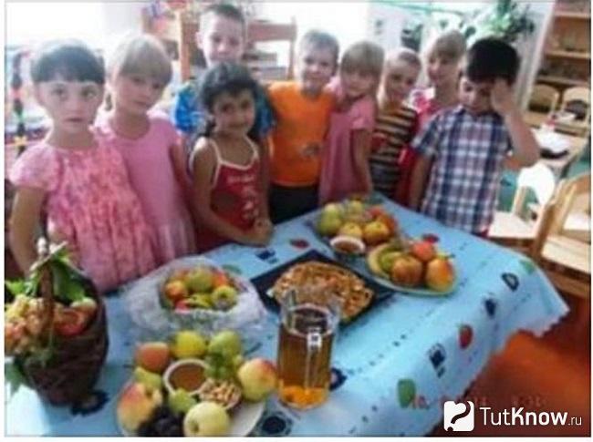 Детский праздничный стол в честь Спаса