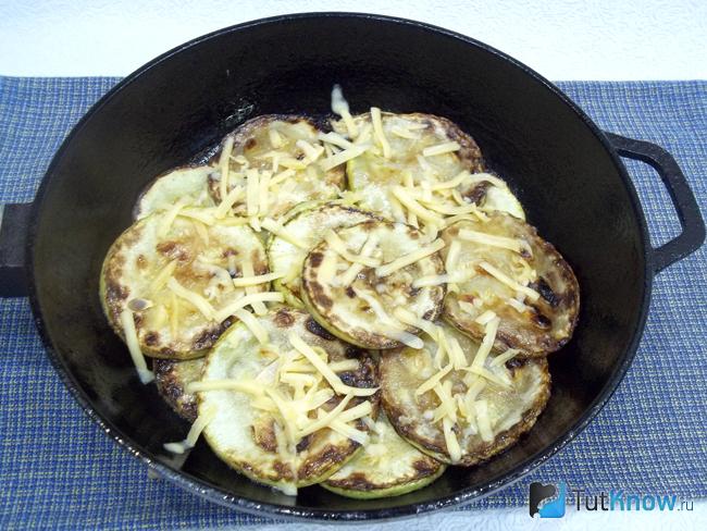 Кабачки выложены в сковороду и присыпаны сыром