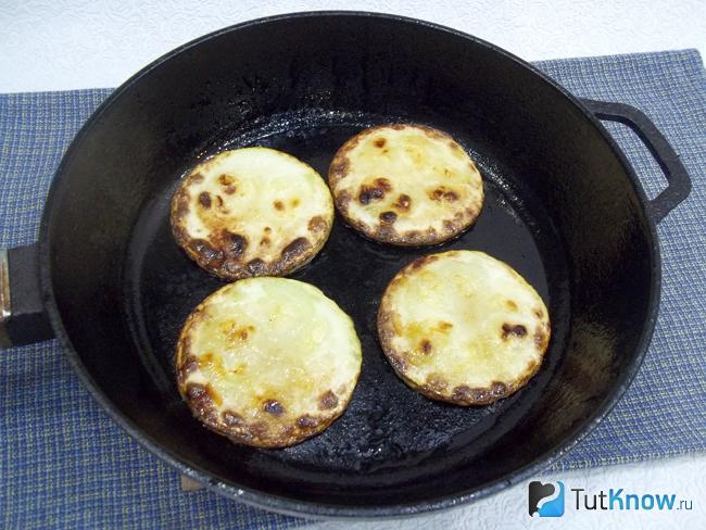 Кабачки жарятся