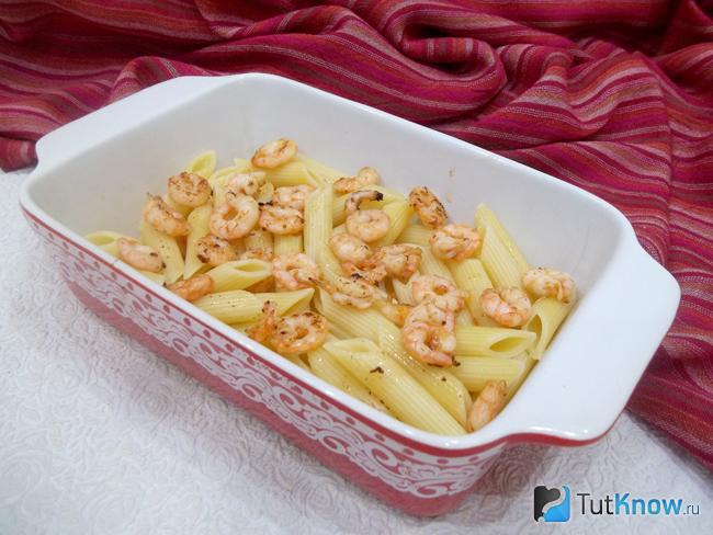 На макароны выложены креветки