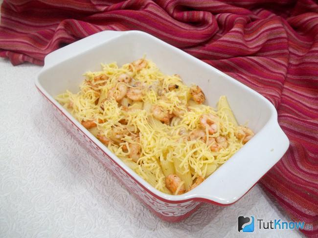 Макароны с креветками присыпаны сыром