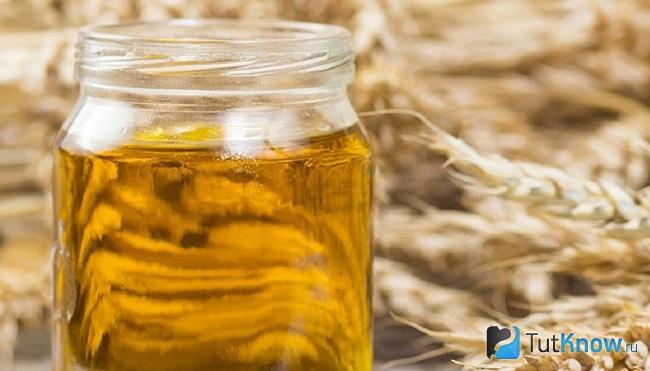 Баночка, наполненная маслом зародышей пшеницы