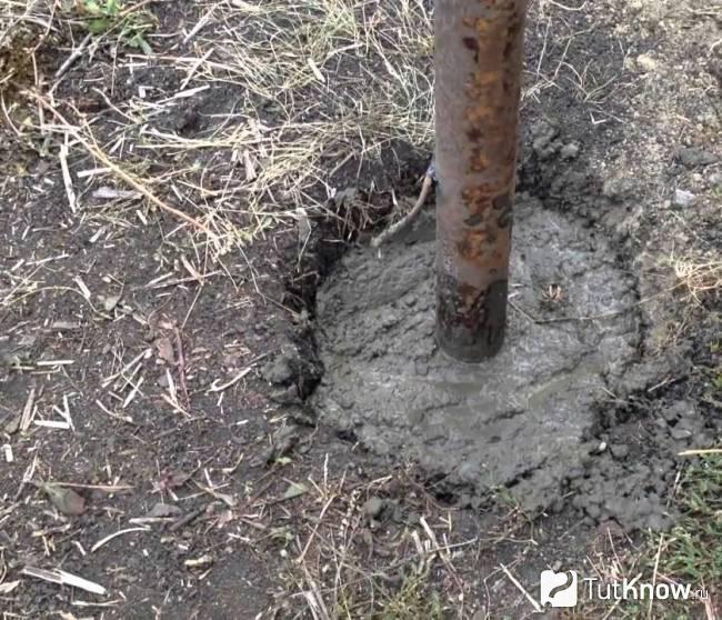 Установка столба для сетки рабицы