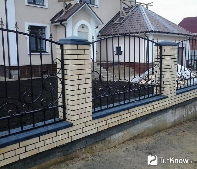 Кирпичный забор с кованными решетками