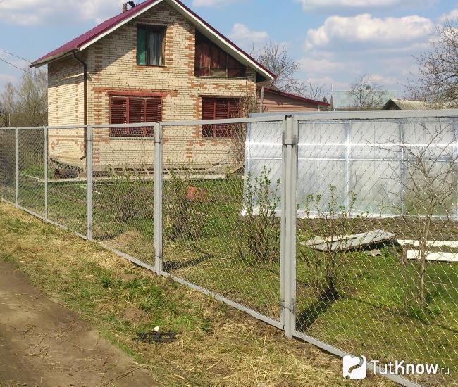 Секционный забор из сетки рабицы