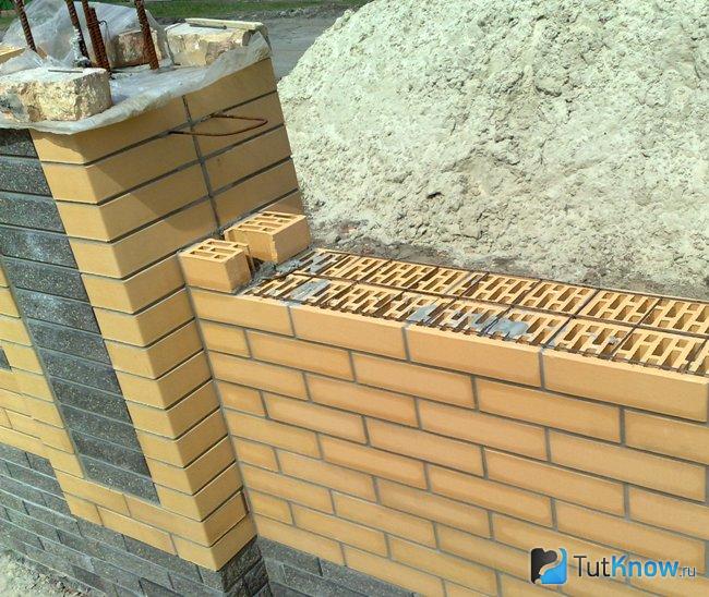 Кирпичная кладка забора