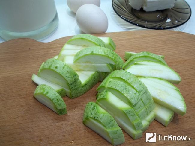 Кабачки нарезаны