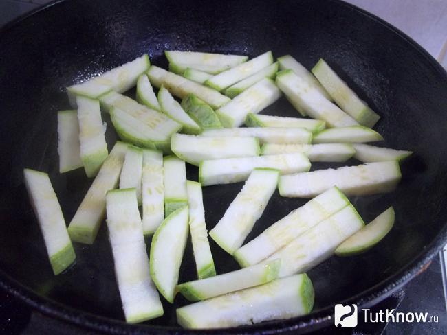 Кабачки жарятся