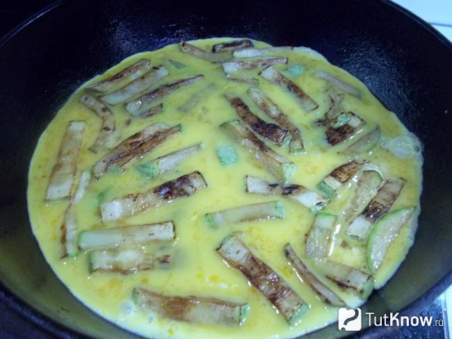 Кабачки залиты яйцами