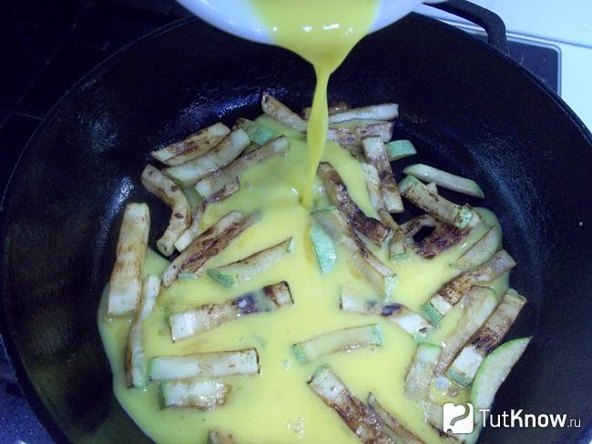 Кабачки залиты яйцами