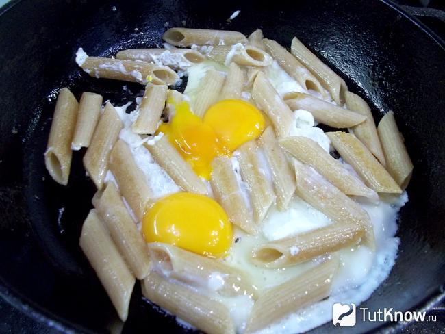 Макароны залиты яйцами