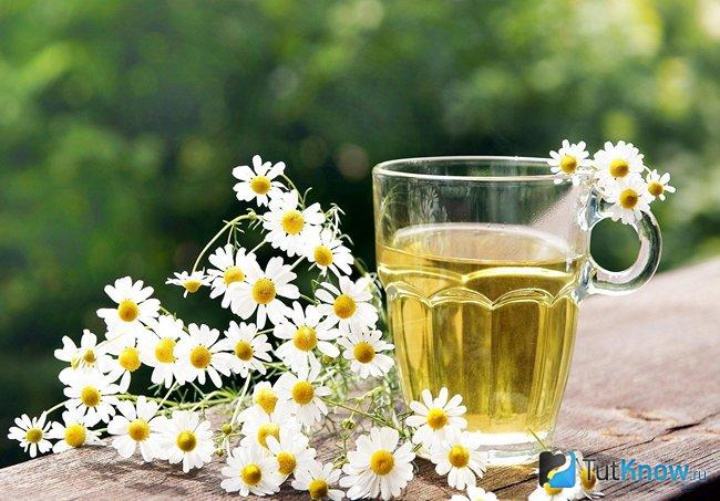 Ромашковый отвар в чашке
