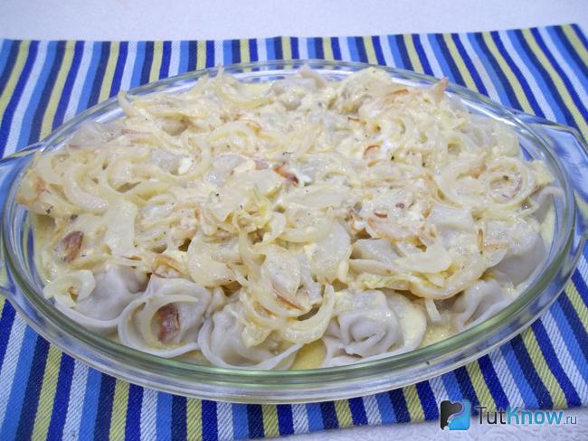 Пельмени залиты соусом