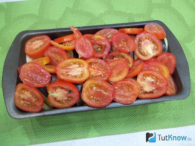 Баклажаны и кабачки прикрыты помидорами
