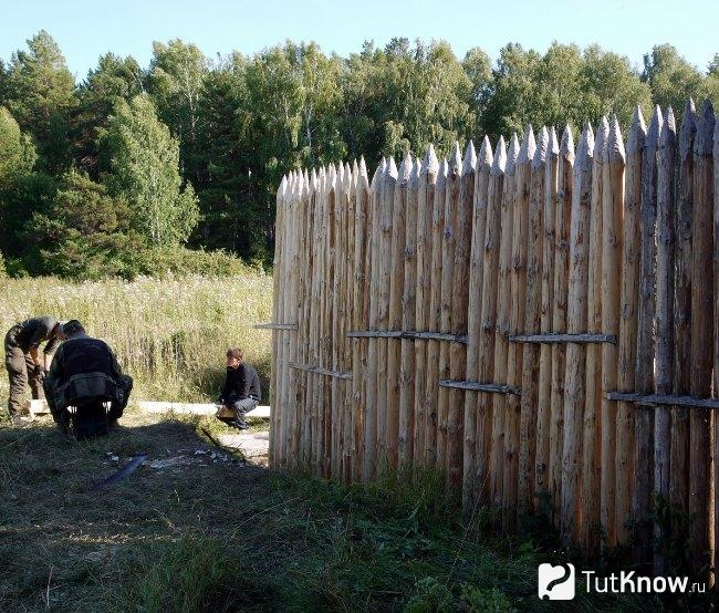 Монтаж традиционного частокола