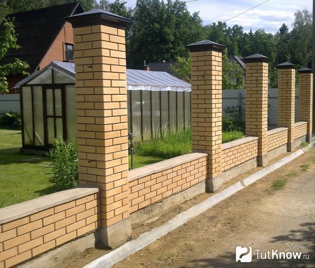 Монтаж кирпичных столбов для кованого забора
