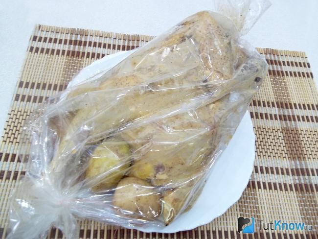 Курица помещена в рукав для выпечки