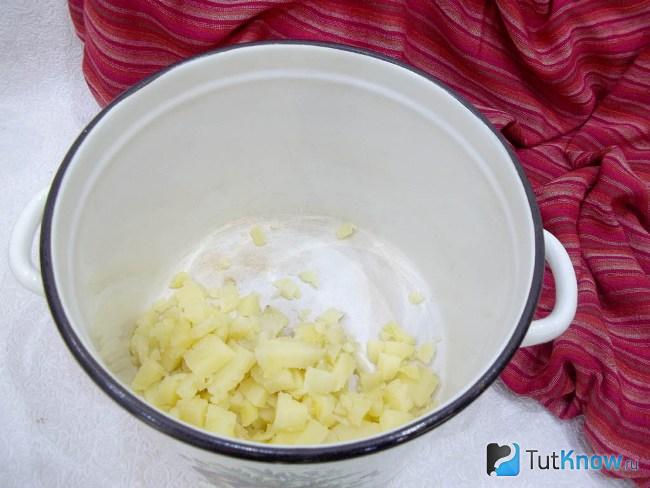 Картофель нарезан