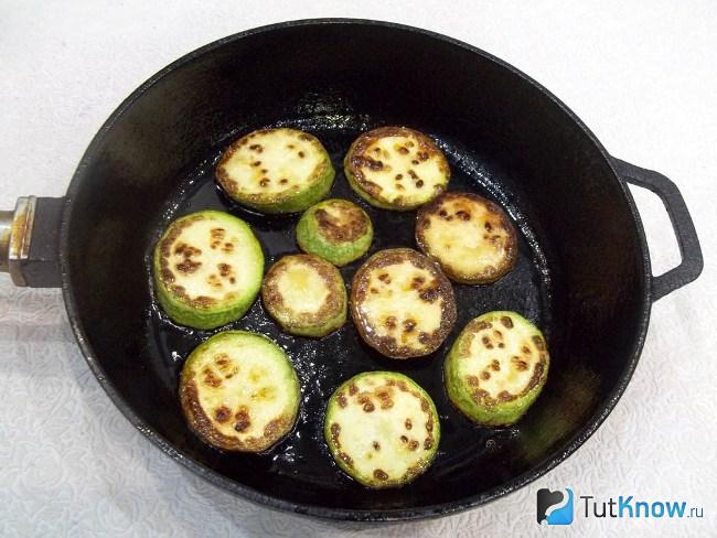 Кабачки жарятся