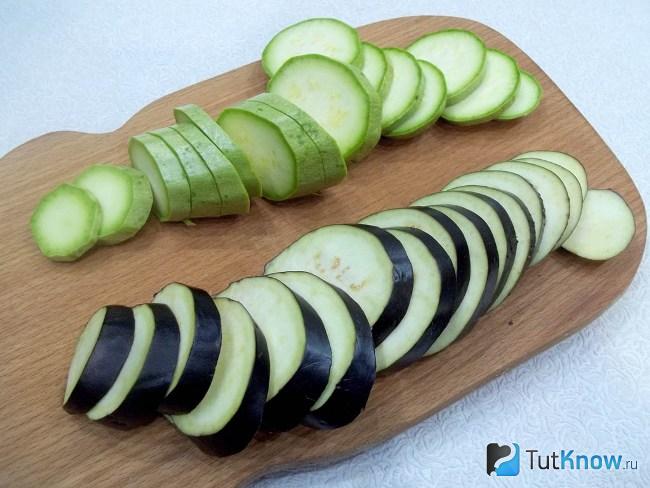 Кабачки и баклажаны нарезаны кольцами