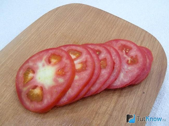 Помидоры нарезаны кольцами