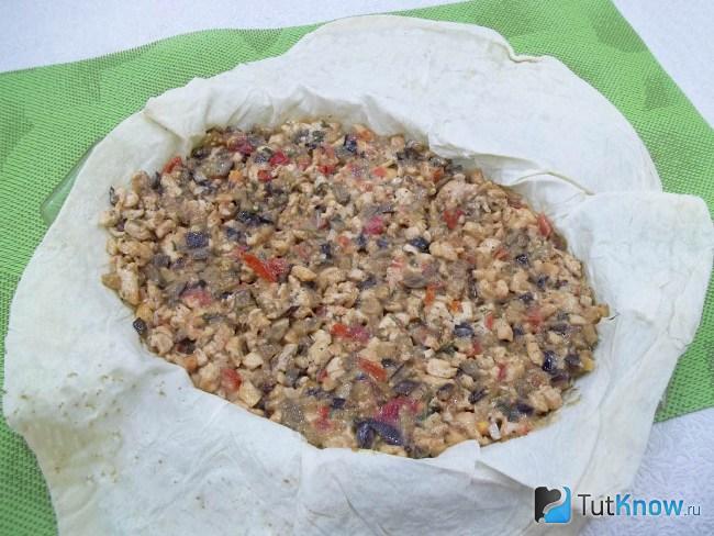 Лаваш выложен в форму и выложена начинка