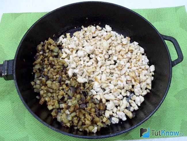 Мясо соединено с баклажанами