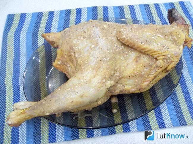 Курица обмазана маринадом