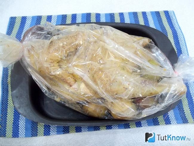 Курица обернута рукавом для выпечки