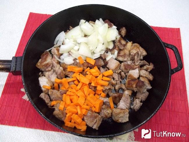 Мясо обжарено и добавлены овощи