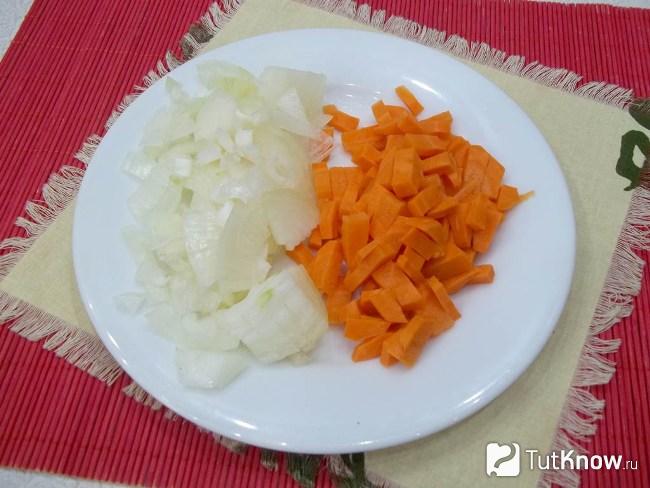 Лук и морковь нарезаны