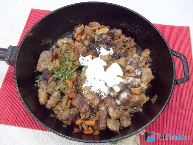 К мясу добавлена сметана