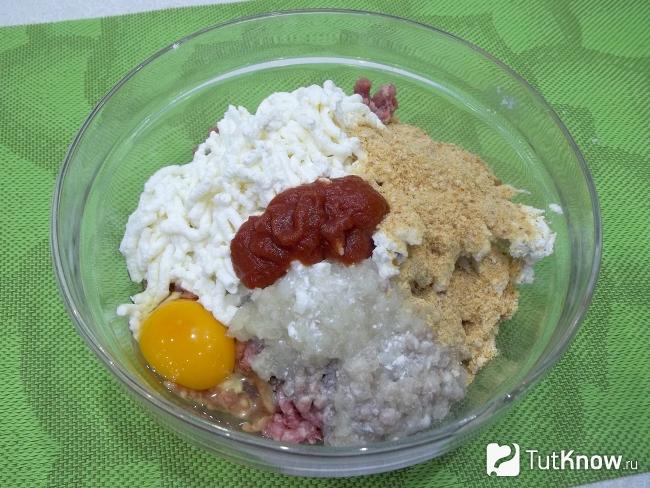 К продуктам добавлены сухари, яйцо и томат