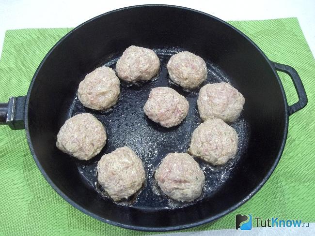 Сформированы биточки и выложены в сковороду